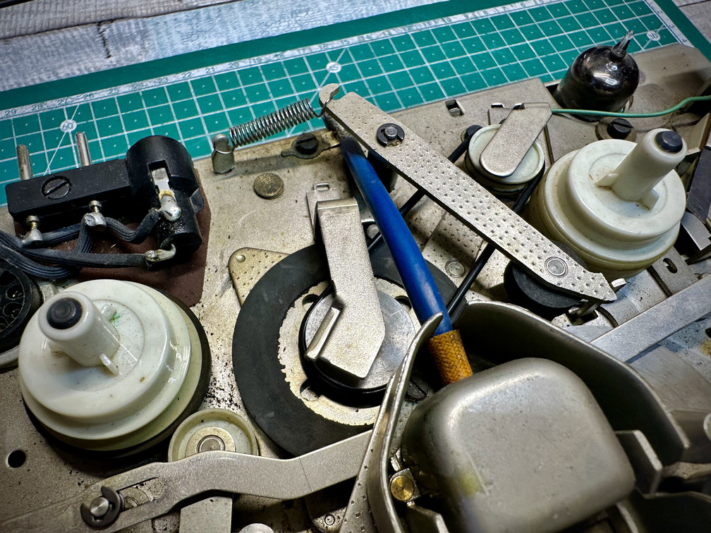 Dettaglio laterale del motore e trasmissione meccanica del Geloso G-600